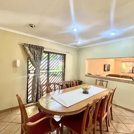 Home In Pretoria Near Menlyn Maine Exterior photo