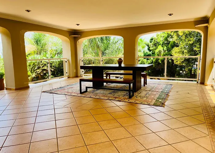 Home In Pretoria Near Menlyn Maine